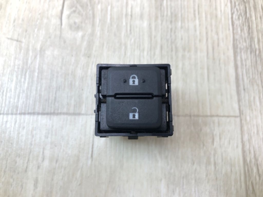 84930-0E160 | Кнопка центрального замку передн. прав. TOYOTA SIENNA 11-16 - Фото 2