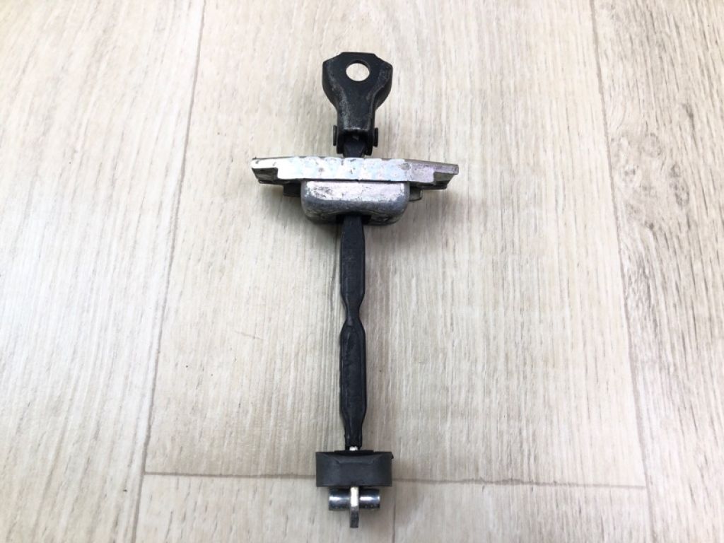 68610-33070 | Обмежувач дверей передн. прав. TOYOTA CAMRY 40 06-11