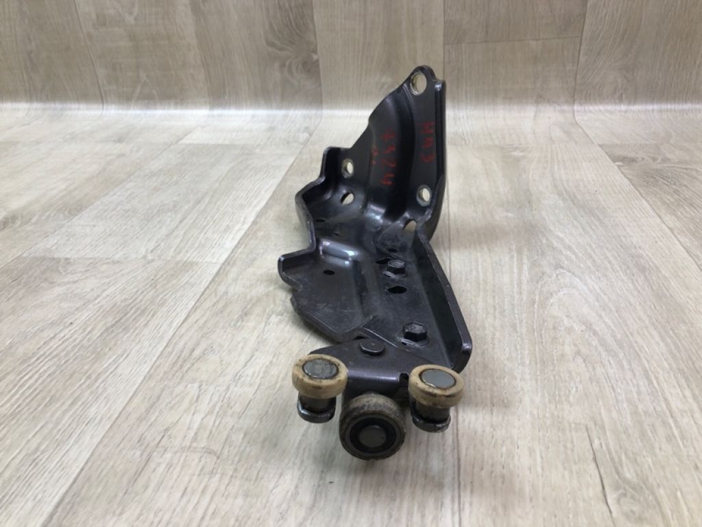 68360-08031 | Ролик зсувних дверей нижній задн. лів. TOYOTA SIENNA 11-16 - Фото 2