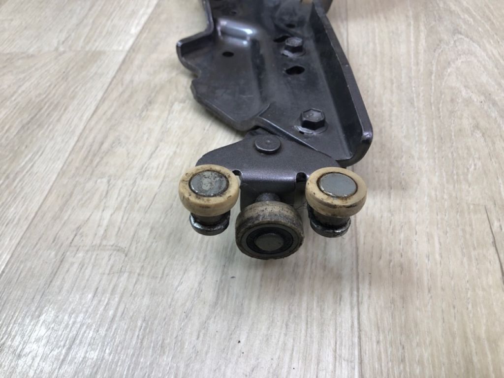 68360-08031 | Ролик зсувних дверей нижній задн. лів. TOYOTA SIENNA 11-16 - Фото 3