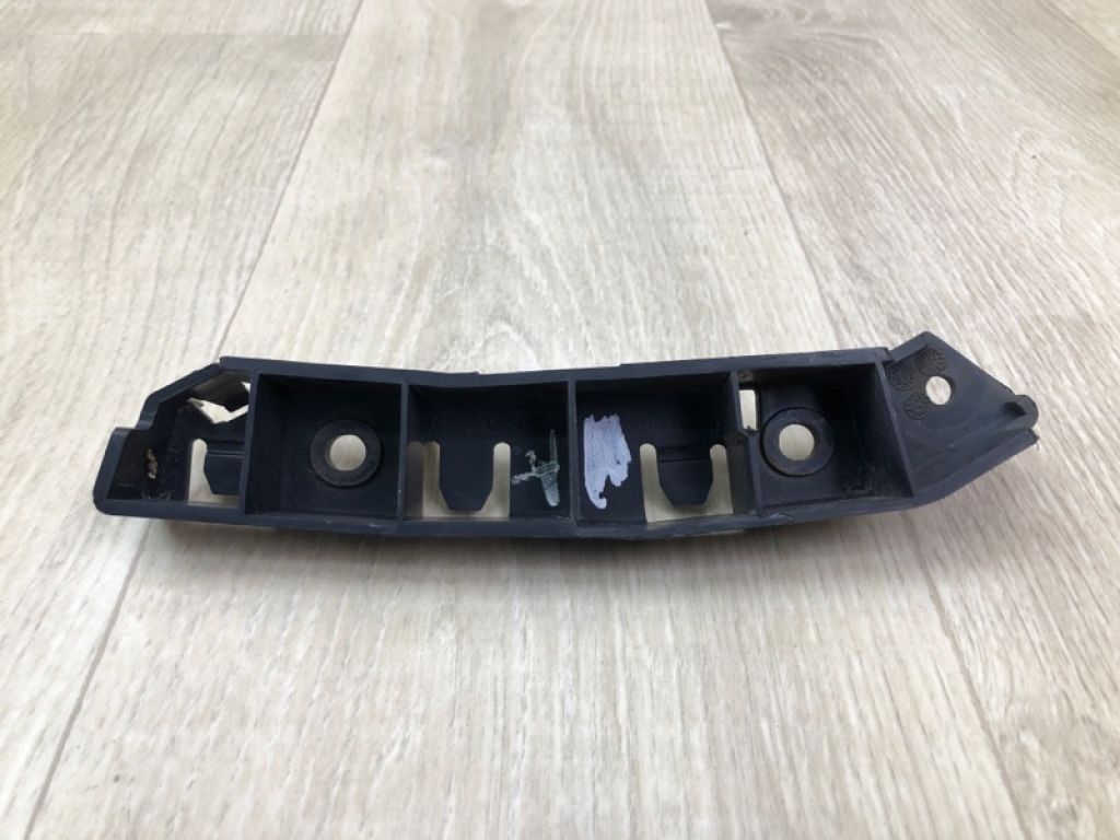 CP9Z-17C947-A | Кронштейн переднего бампера (на крыле) прав. FORD FOCUS 10-18