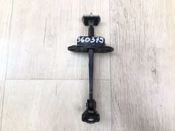 Обмежувач дверей задн. лів. NISSAN ROGUE 08-15