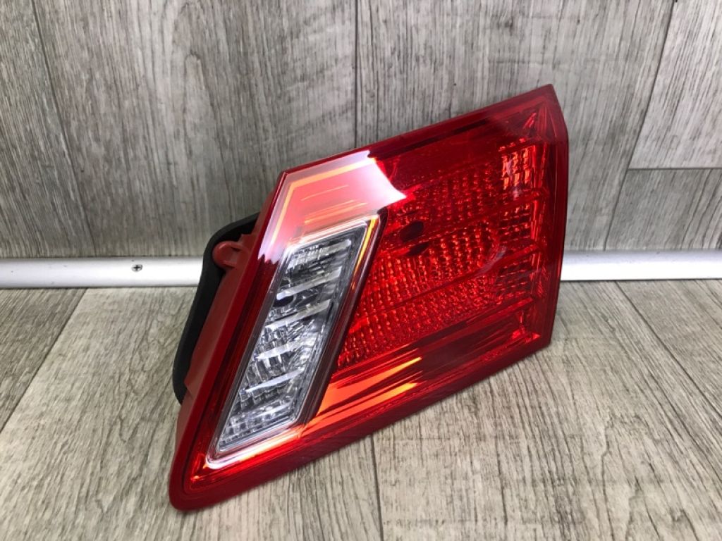 81581-33150 | Ліхтар внутрішній прав. LEXUS ES350 06-12 - Фото 2