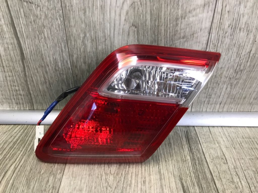 81580-06120 | Ліхтар внутрішній прав. TOYOTA CAMRY 40 06-11