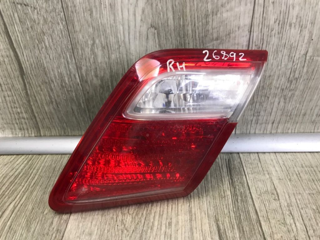 81580-06120 | Ліхтар внутрішній прав. TOYOTA CAMRY 40 06-11