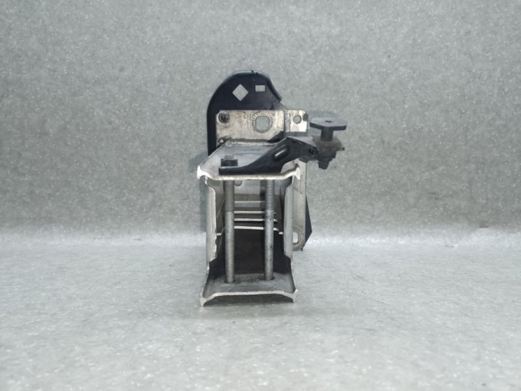 8K0 807 133 D | Кронштейн підсилювача переднього бампера лів. AUDI A5 07-17 - Фото 2