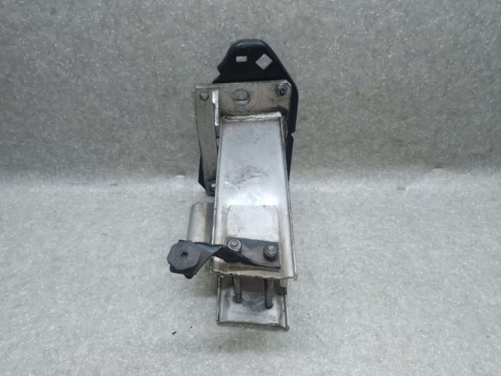 8K0 807 134 D | Кронштейн усилителя переднего бампера прав. AUDI A5 07-17