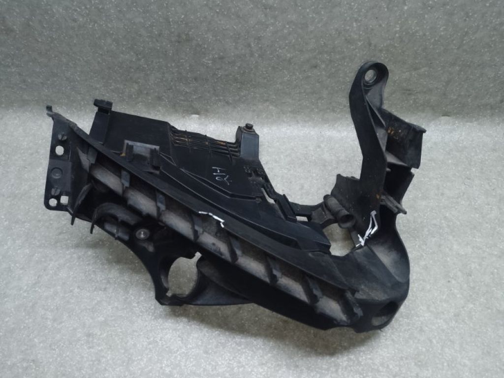 8T0 805 608 | Кронштейн переднього бампера (під фарою) прав. AUDI A5 07-17