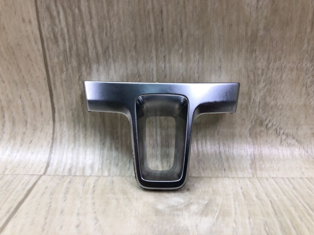 1T0419685B | накладка в салоні VOLKSWAGEN JETTA USA 10-17