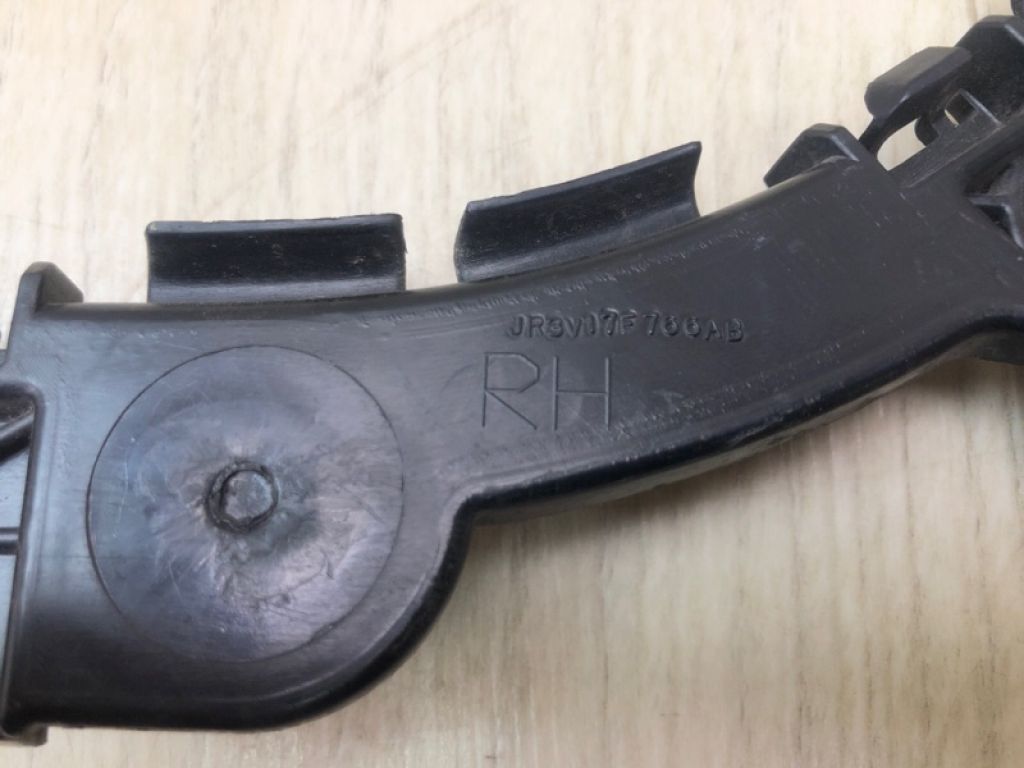 FR3Z-17D942-B | Кронштейн заднего бампера прав. FORD MUSTANG 15- - Фото 4