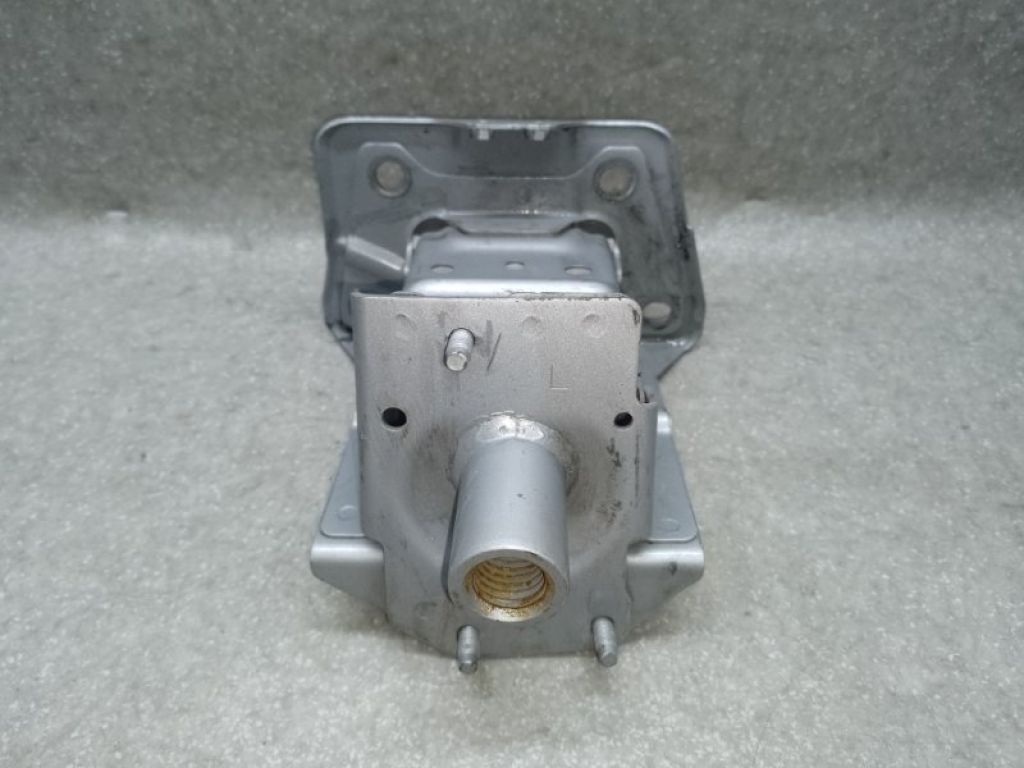 751153NA0A | Кронштейн підсилювача переднього бампера лів. NISSAN LEAF 10-17