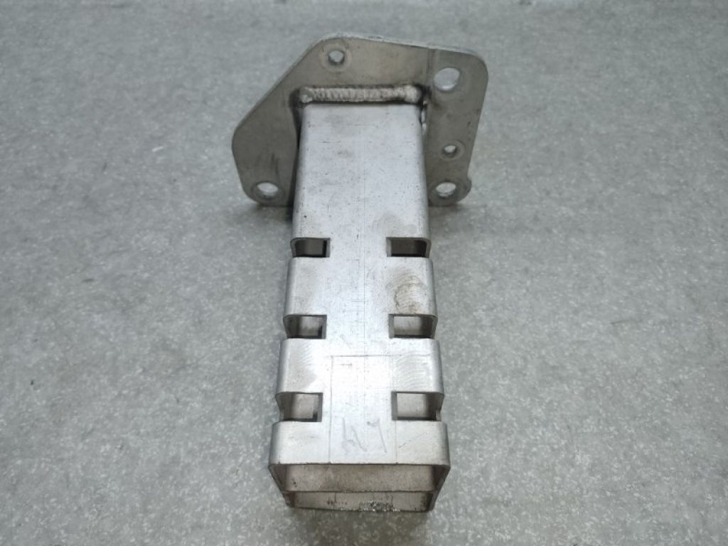 68096 085AC | Кронштейн переднего бампера лев. CHRYSLER 200 14-16