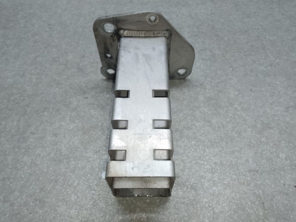 68096 084AC | Кронштейн переднего бампера прав. CHRYSLER 200 14-16