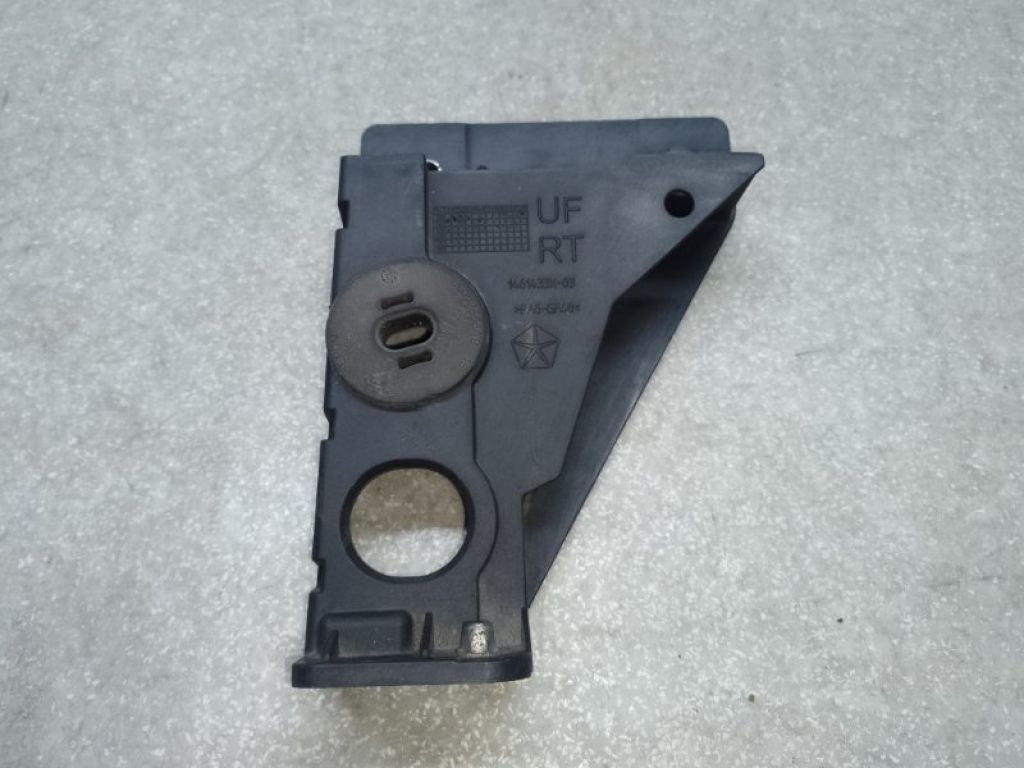 68247 609AA | Крепление радиатора прав. CHRYSLER 200 14-16