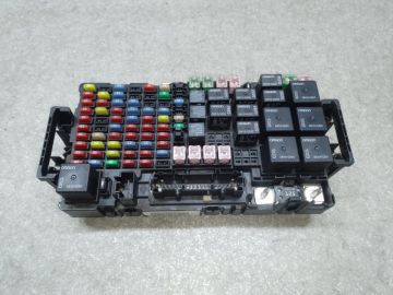 Блок предохранителей моторный отсек HUMMER H3 05-10