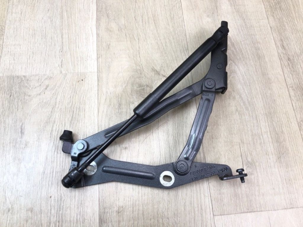 FR3Z-6342700-A | Петля крышки багажника прав. FORD MUSTANG 15-