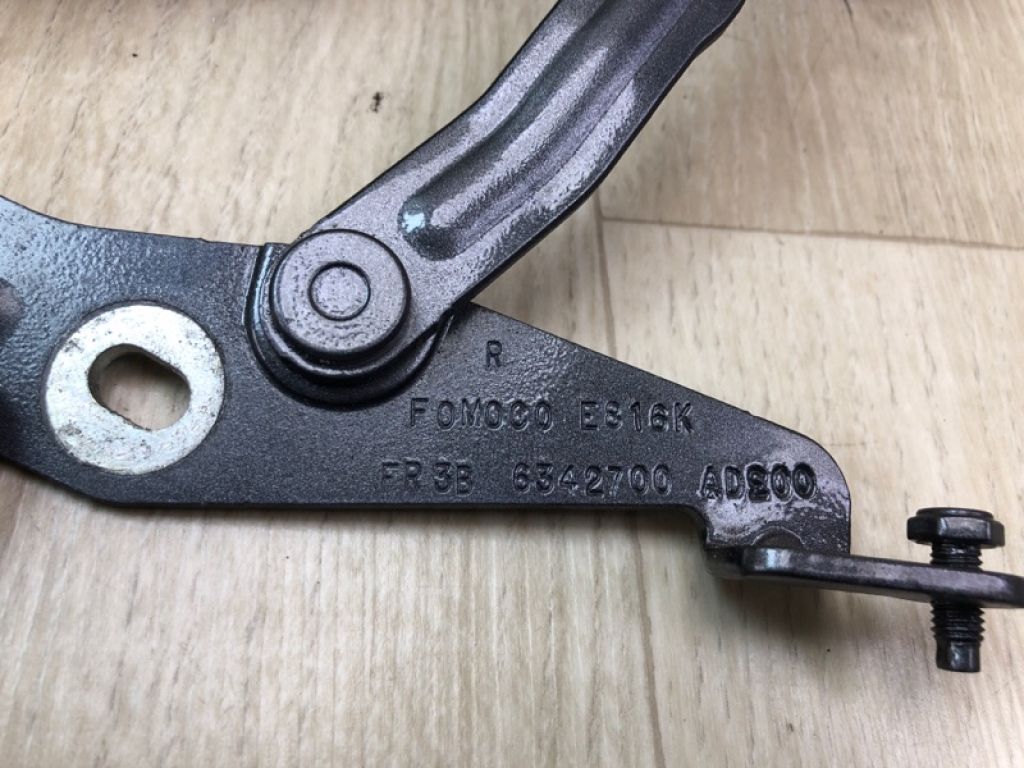 FR3Z-6342700-A | Петля крышки багажника прав. FORD MUSTANG 15- - Фото 5