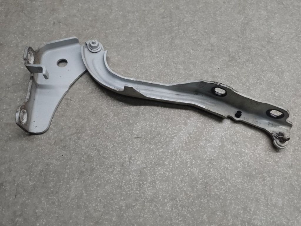 68143 719AA | Петля капота лев. CHRYSLER 200 14-16