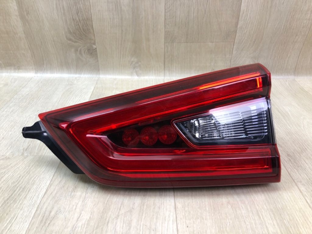 26550HV55A | Ліхтар внутрішній прав. NISSAN QASHQAI/ROGUE SPORT 14-