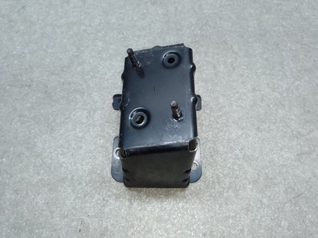 852113NA0A | Кронштейн підсилювача заднього бампера лів. NISSAN LEAF 10-17