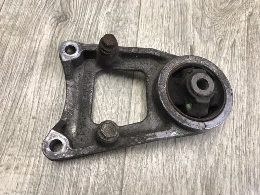 5238042120 | Кронштейн редуктора лів. LEXUS NX 14-21