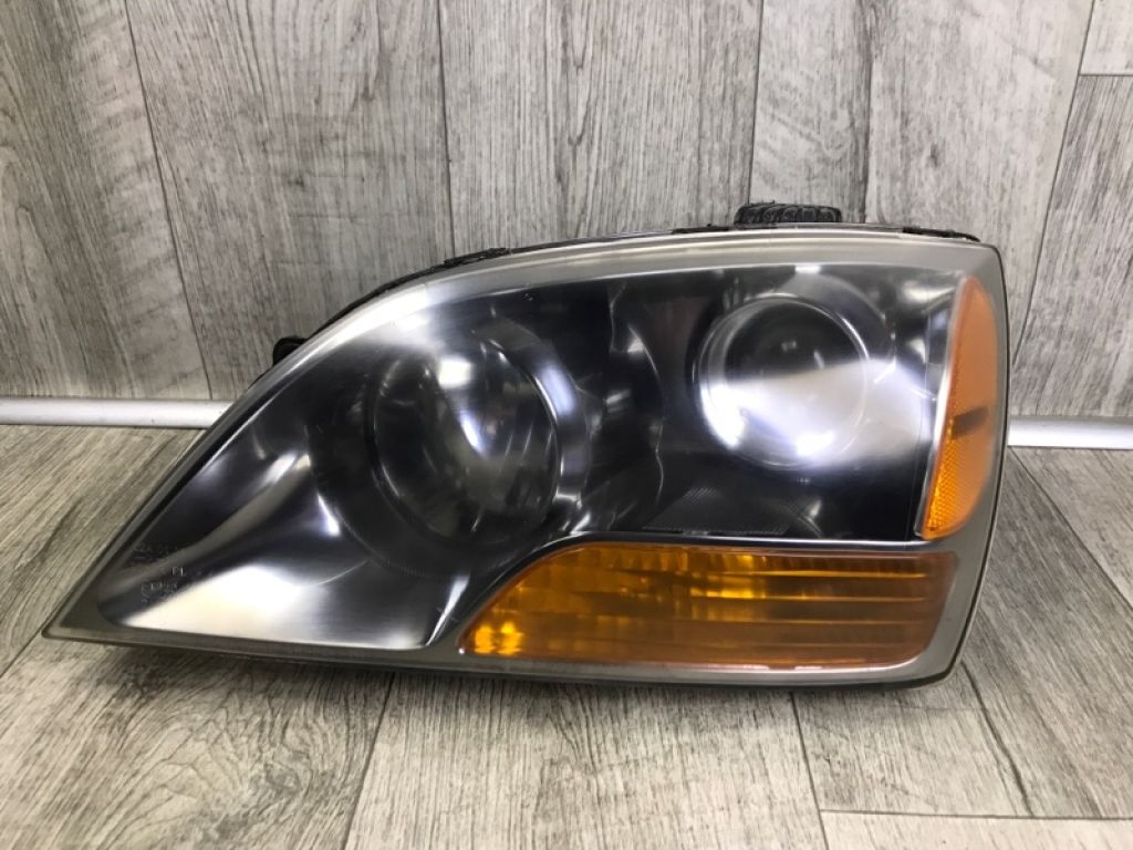 921013E540 | Фара лів. KIA SORENTO BL 02-09