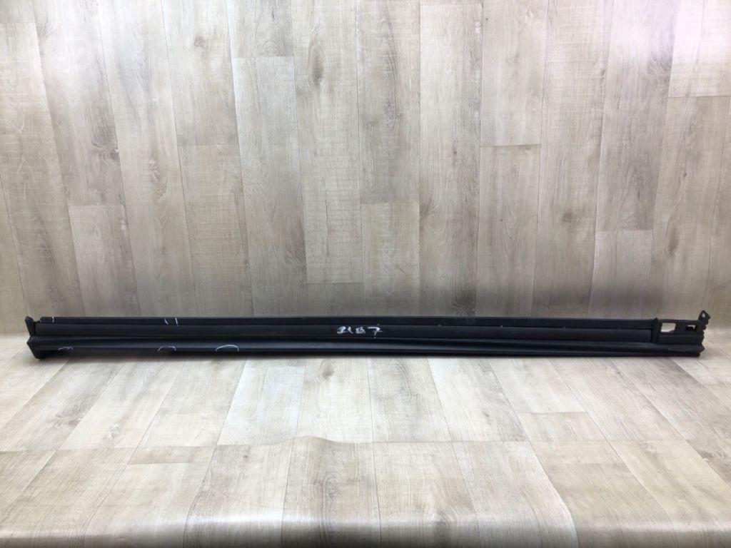 DGH951P40A | Накладка порогу зовнішня прав. MAZDA CX-30 19-