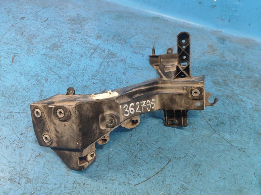 68223399AA | Кронштейн крепления фары лев. JEEP GRAND CHEROKEE 11-22