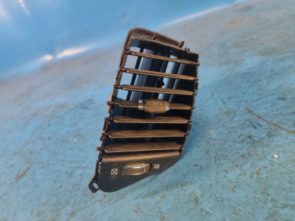 X90020402XX | Дефлектор воздушный прав. JEEP GRAND CHEROKEE 11-22