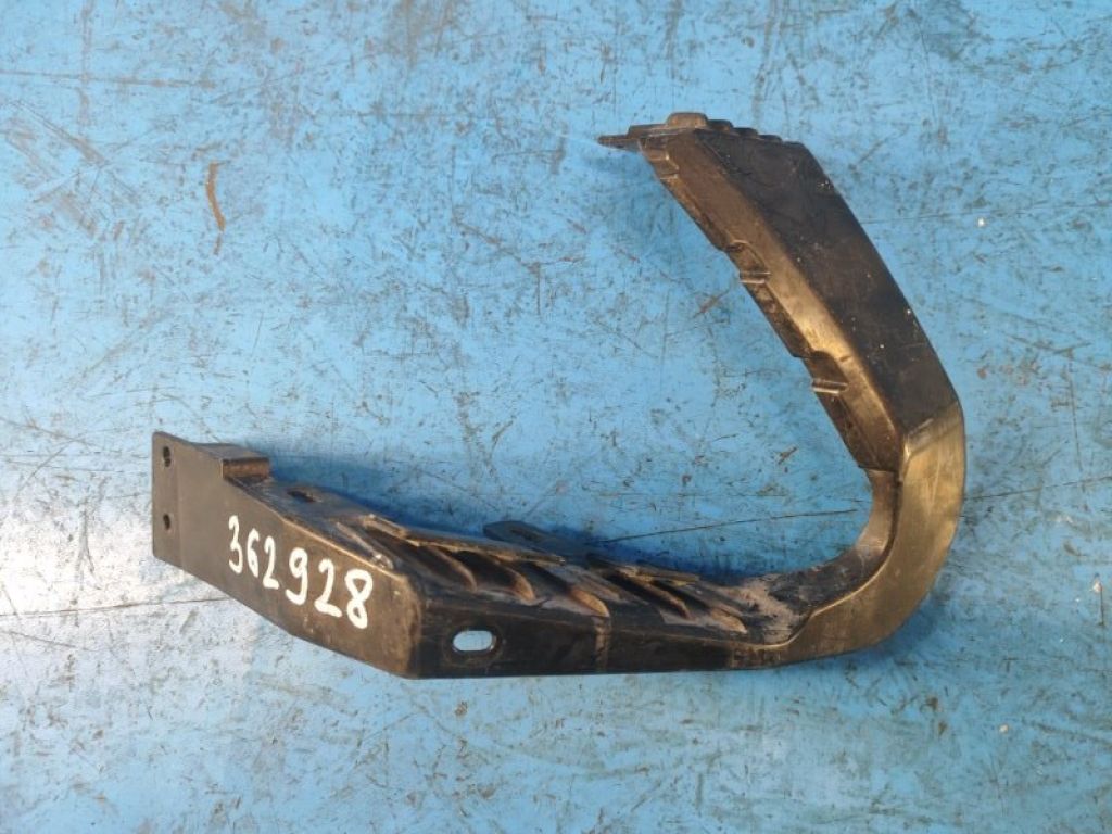 71731-57L00 | Кронштейн переднього бампера прав. SUZUKI KIZASHI 09-14