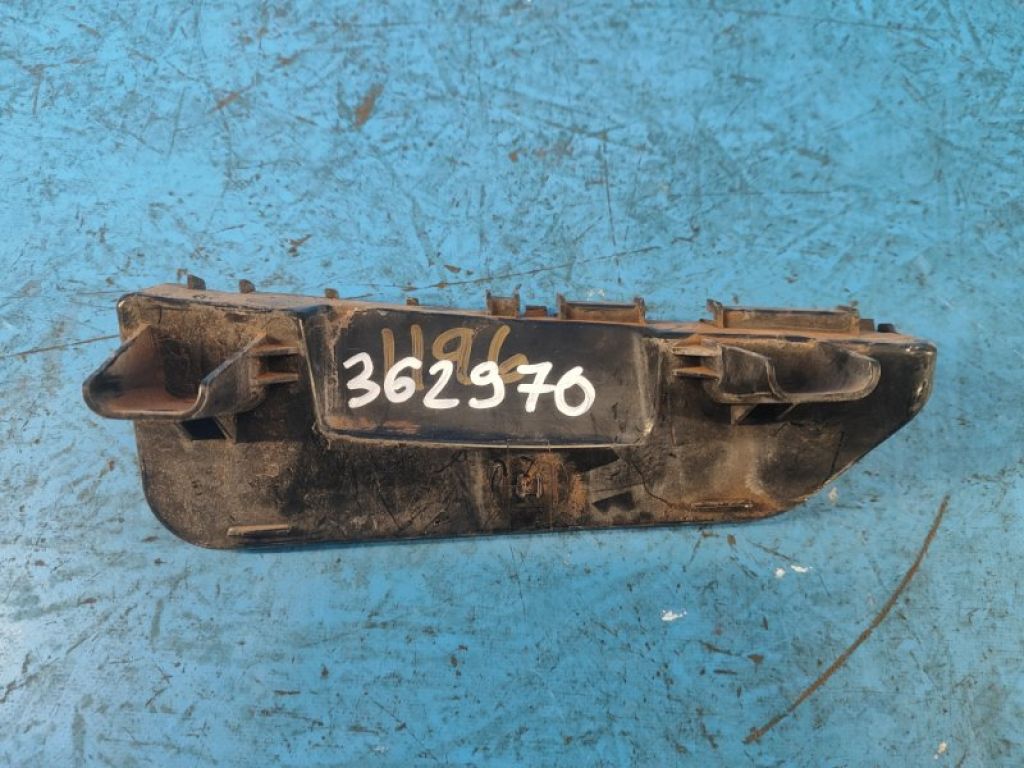 71823-57L00 | Кронштейн заднього бампера прав. SUZUKI KIZASHI 09-14