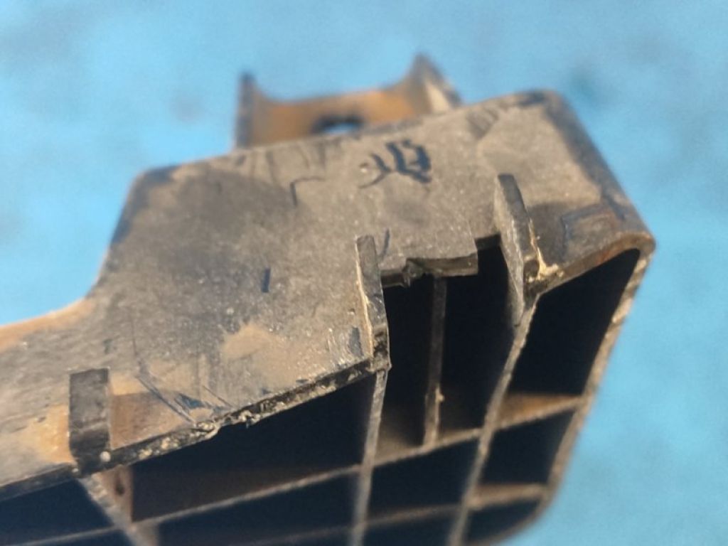 71823-57L00 | Кронштейн заднього бампера прав. SUZUKI KIZASHI 09-14 - Фото 5