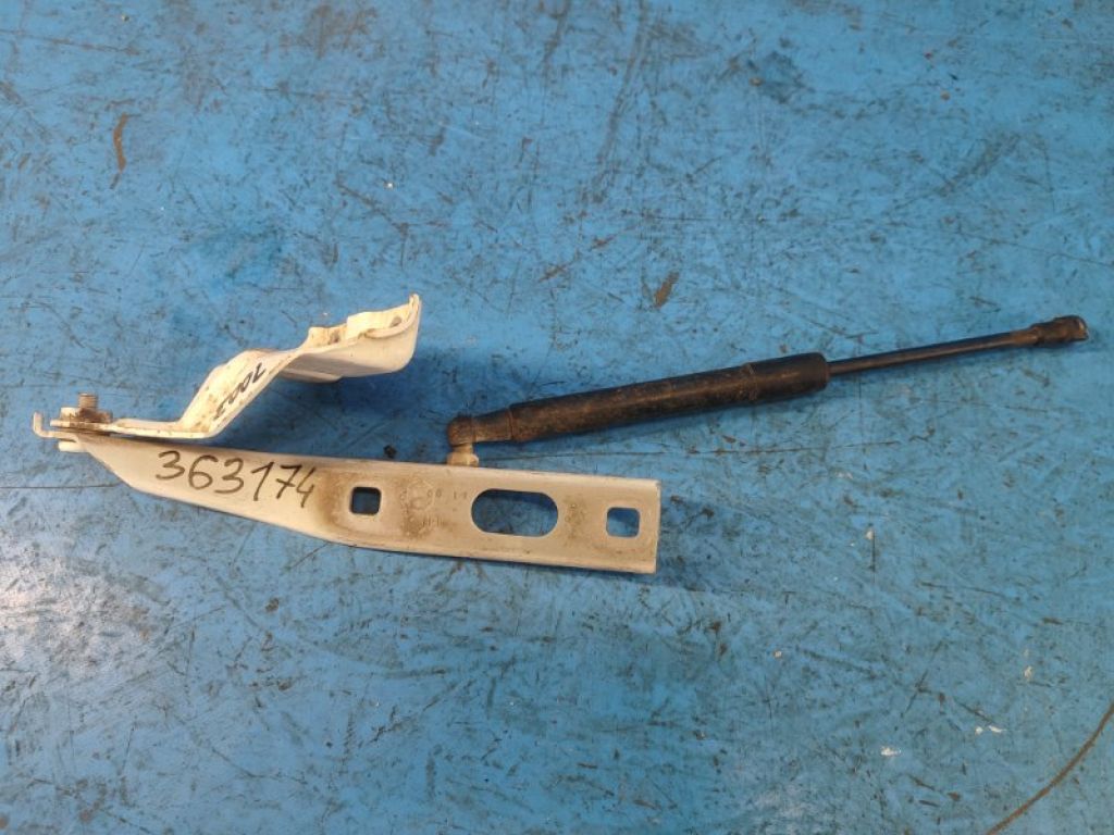 8R0 823 301 A | Петля капоту лів. AUDI Q5 08-16