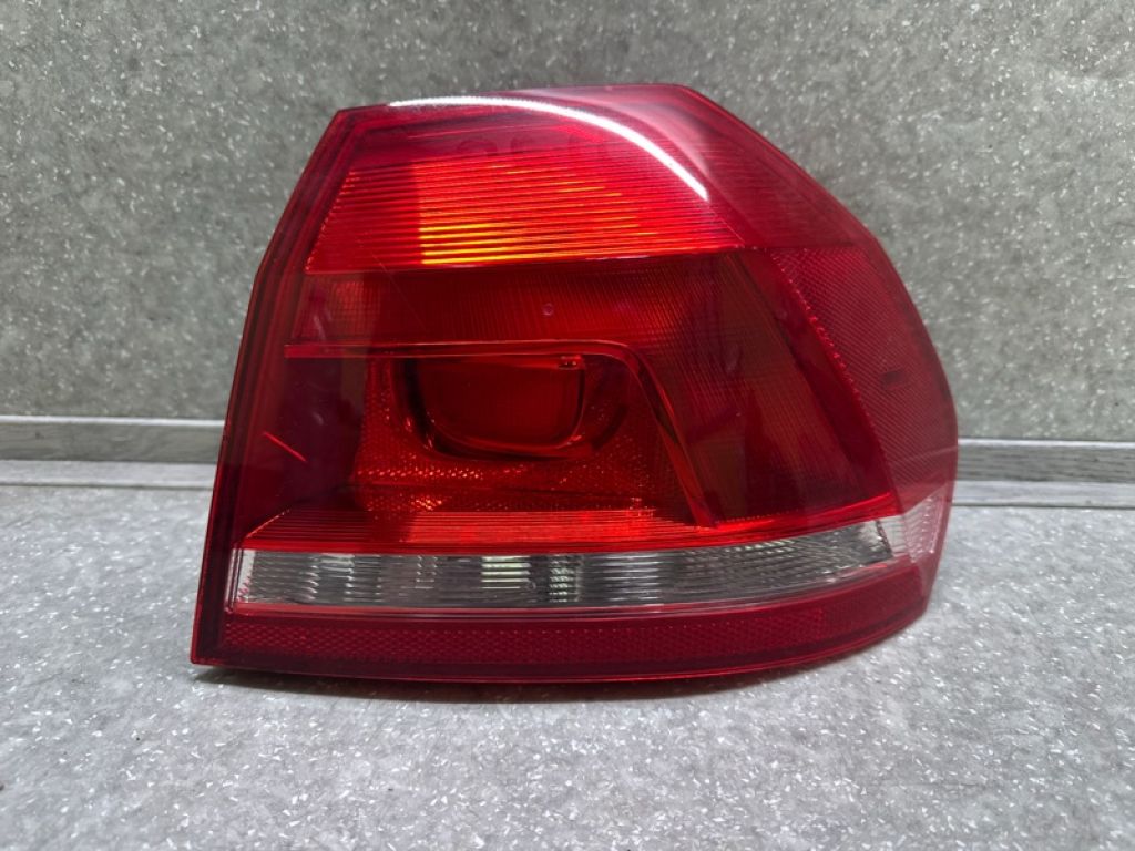 561945096H | Ліхтар зовнішній прав. VOLKSWAGEN PASSAT B7 11-15