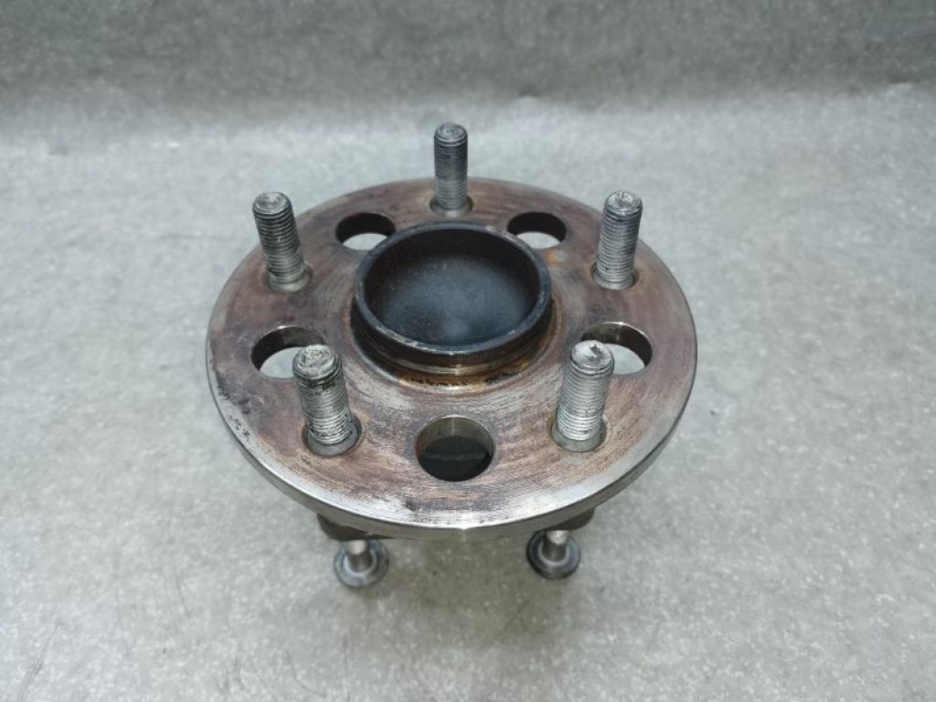 4245006110 | Ступица задн. прав. TOYOTA CAMRY 55 14-17