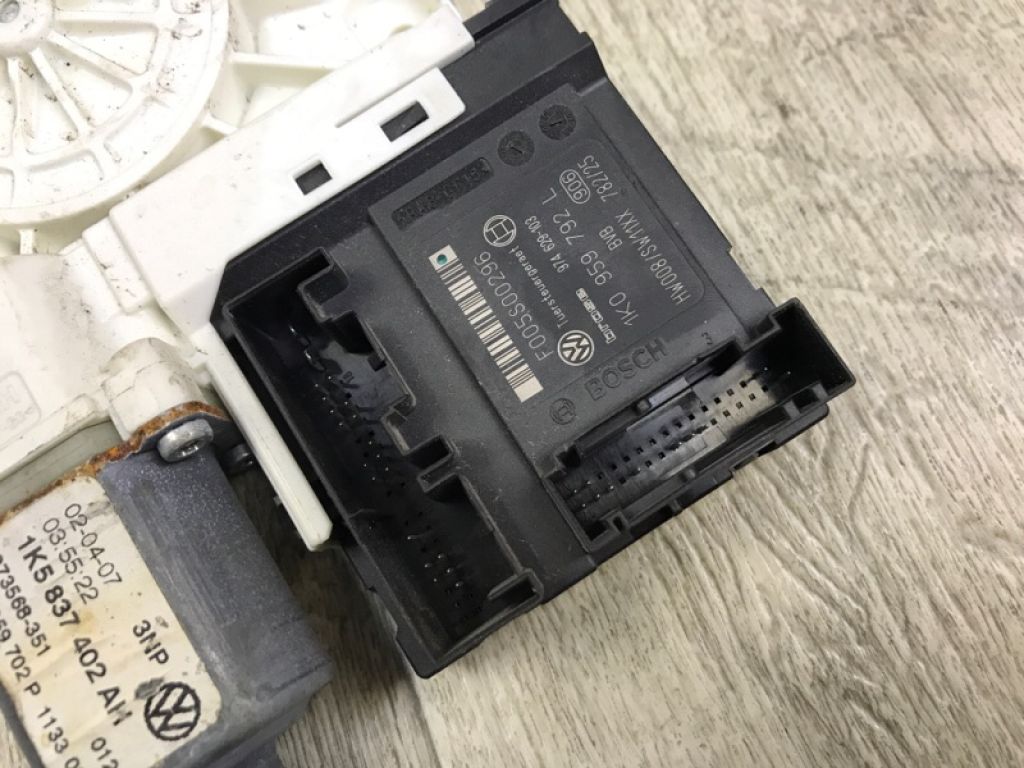 1K0959702Q | Моторчик склопідйомника передн. прав. VOLKSWAGEN JETTA 05-10 - Фото 4