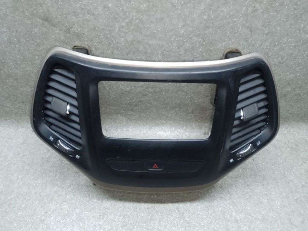 1WG521S5AB | Накладка торпедо під магнітолу JEEP CHEROKEE 14- - Фото 2