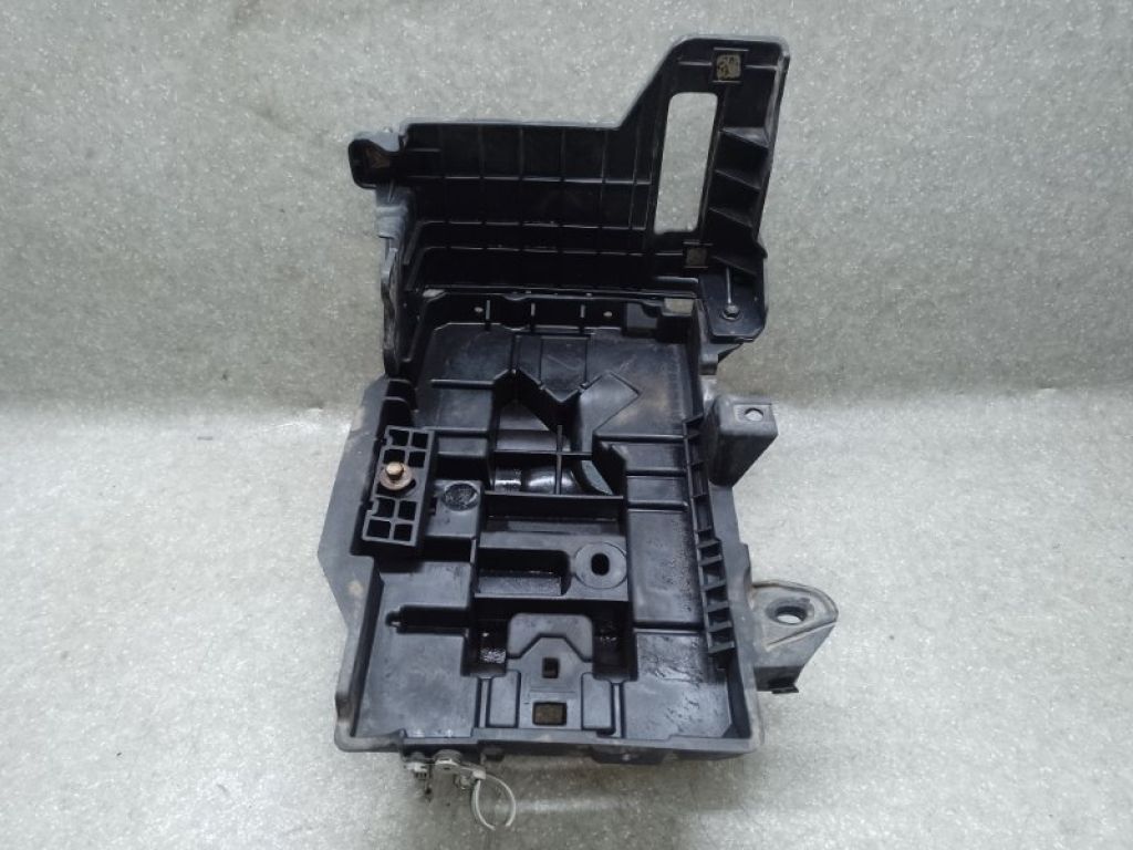 68186053AA | Полка аккумулятора JEEP CHEROKEE 14-