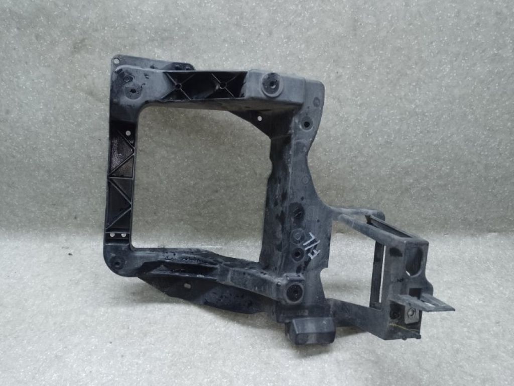 68227483AA | Кронштейн крепления фары лев. JEEP CHEROKEE 14-