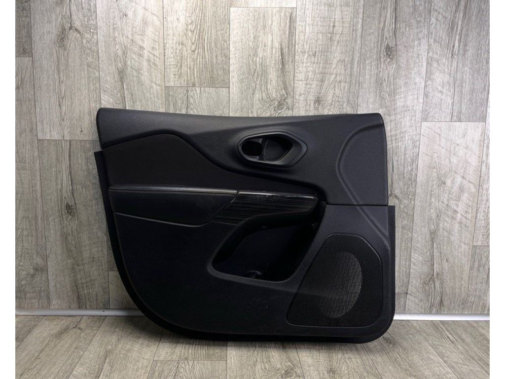 1UJ17 1X9AA | Карта дверей передн. лів. JEEP CHEROKEE 14-