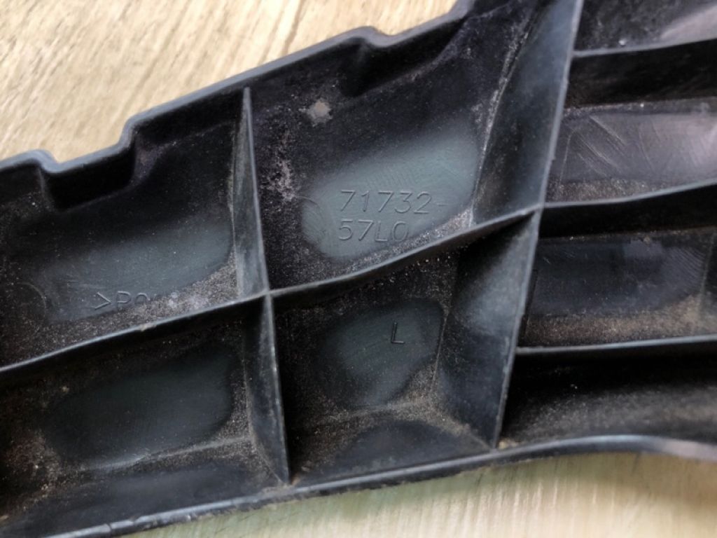 71732-57L00 | Кронштейн переднього бампера (під фарою) лів. SUZUKI KIZASHI 09-14 - Фото 6