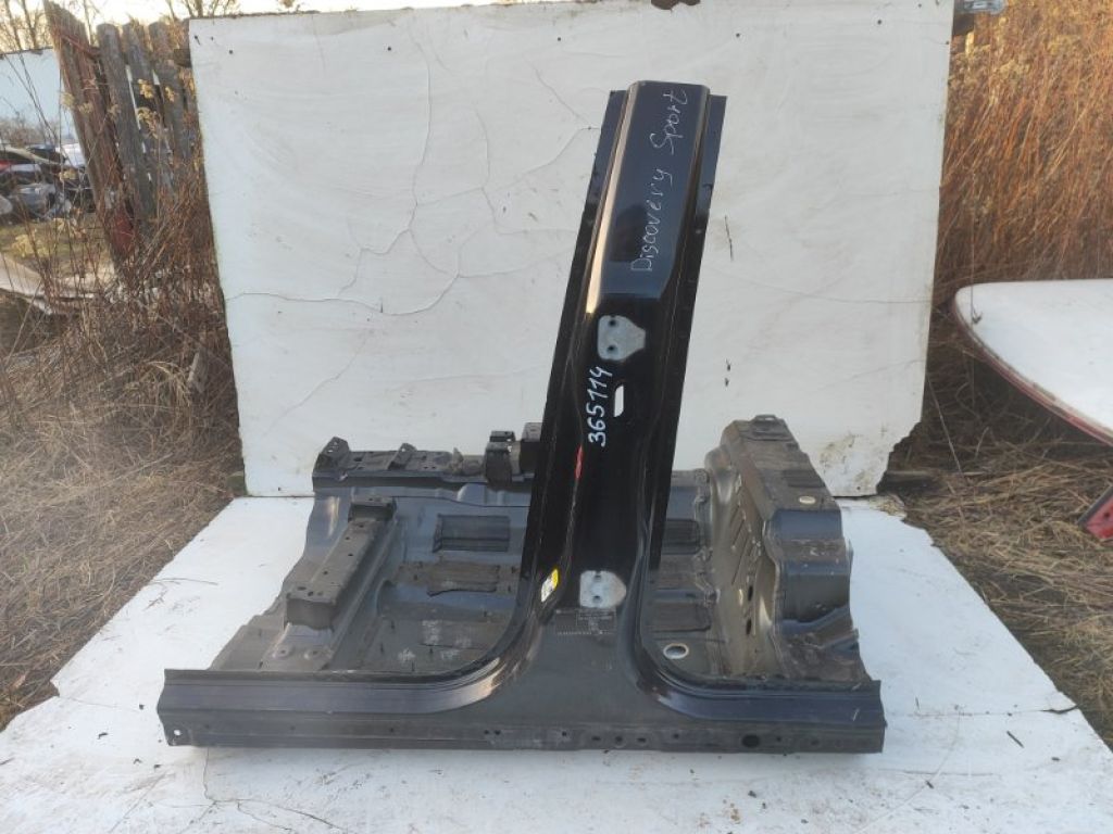 Центральна стійка кузова лів. LAND ROVER DISCOVERY Sport 15-19