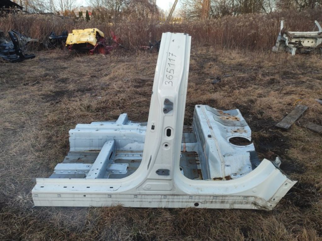 Центральна стійка кузова лів. SSANGYONG TIVOLI 15-19