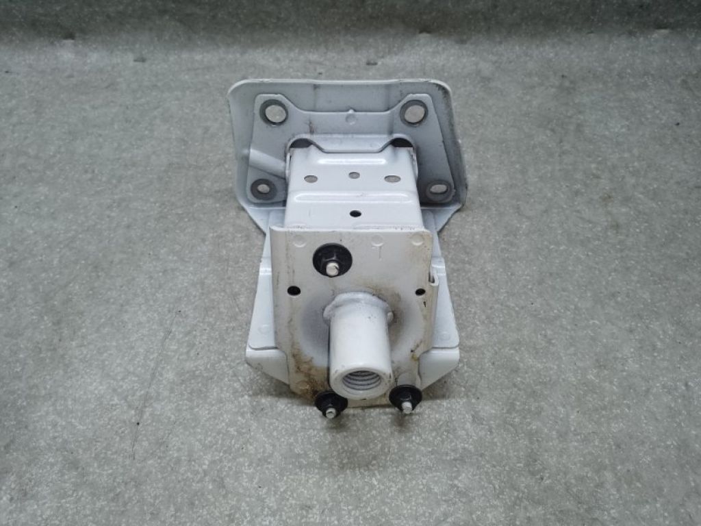 G51153NFMA | Кронштейн підсилювача переднього бампера лів. NISSAN LEAF 10-17