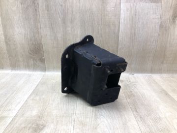 Кронштейн підсилювача переднього бампера прав. NISSAN MURANO Z51 07-14