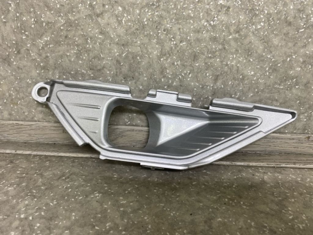 6400J966HA | Накладка протитуманної фари прав. MITSUBISHI OUTLANDER 21-