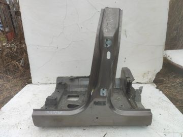 Центральна стійка кузова лів. LAND ROVER EVOQUE 19-