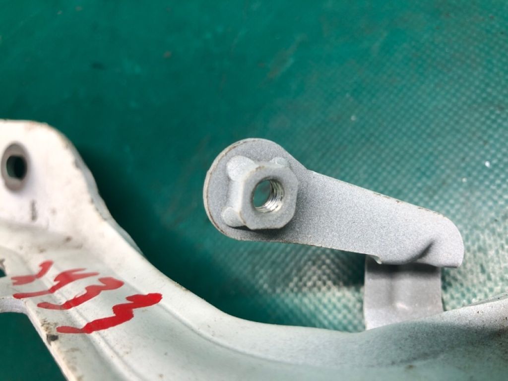 65400-1KA0A | Петля капоту прав. NISSAN JUKE 10-19 - Фото 4