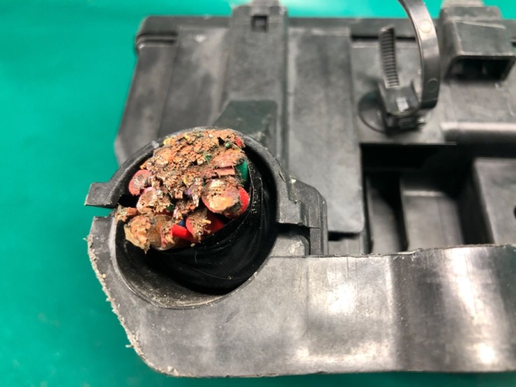 284B7-1KJ1E | Блок предохранителей моторный отсек NISSAN JUKE 10-19 - Фото 7