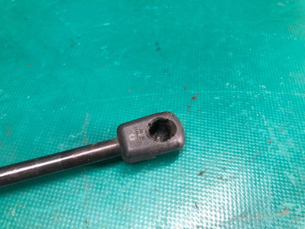 90450-1VK0B | Амортизатор кришки багажника прав. NISSAN ROGUE 08-15 - Фото 4